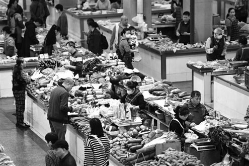 4月11日,在广西南宁市一家农贸市场,消费者选购蔬菜。新华社发